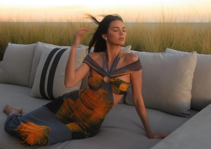 gaun cutout kendall jenner