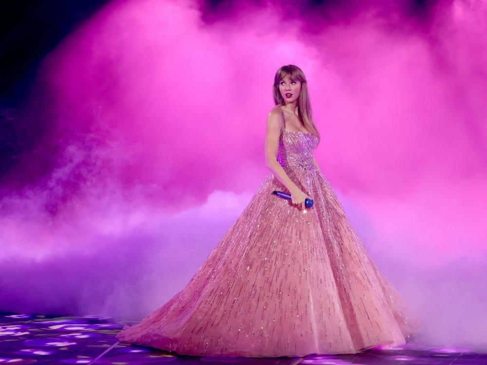 gaun kristal taylor swift