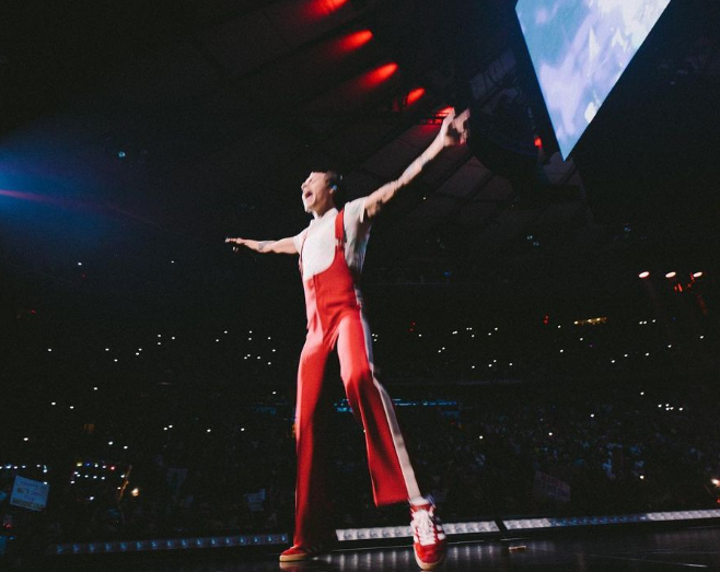 outfit ikonik harry styles