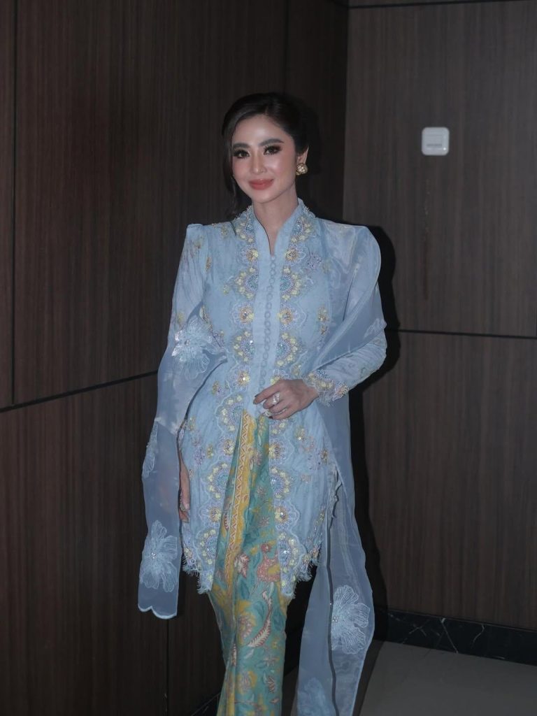 dewi perssik