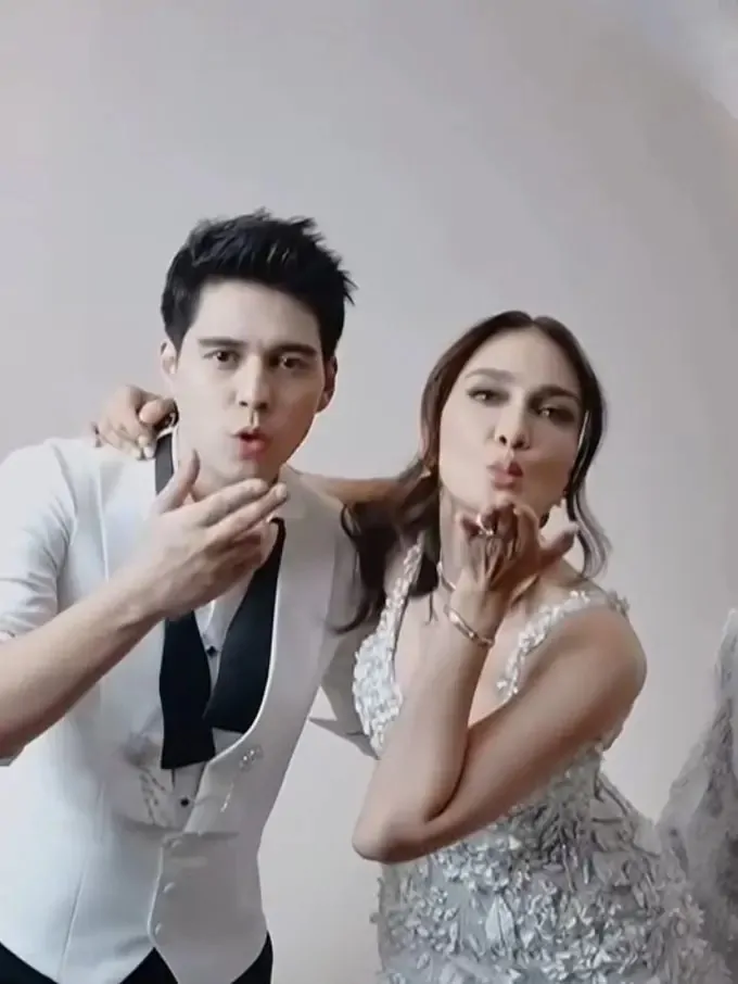 gaun resepsi luna maya