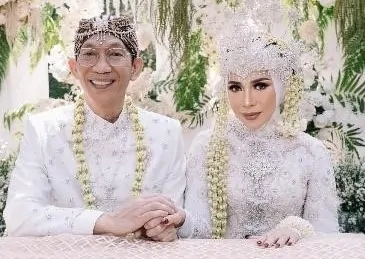 pernikahan melly goeslaw