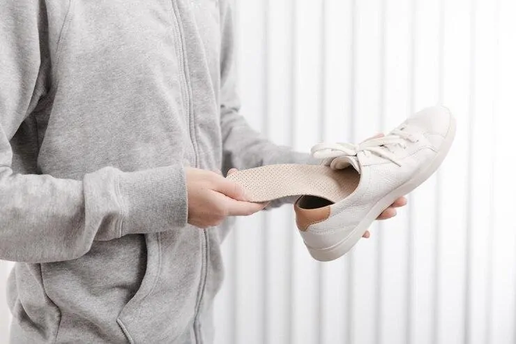 cara mencuci sepatu putih