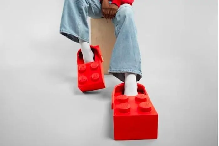 kolaborasi crocs dan lego