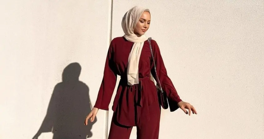 baju maroon cocok dengan hijab warna apa