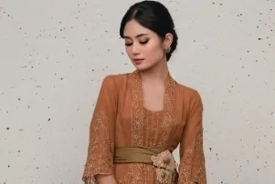cara memakai kebaya modern