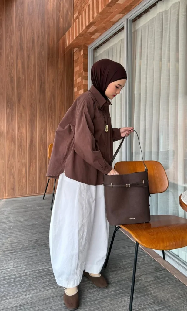 Baju Mahogany Cocok dengan Hijab Warna Apa