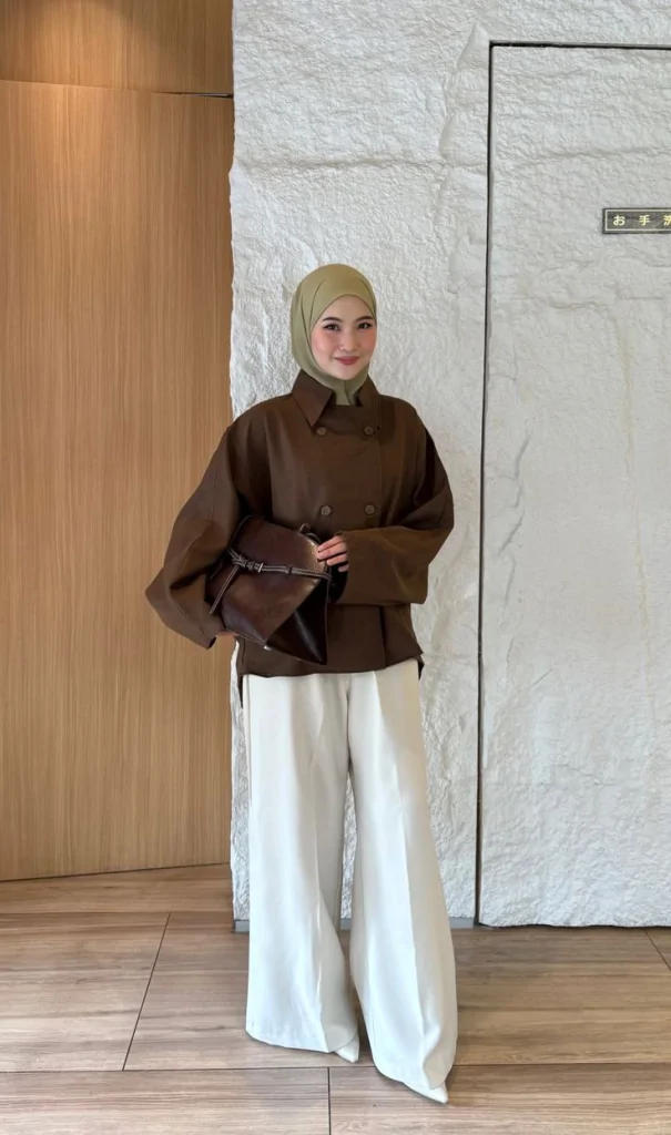 Baju Mahogany Cocok dengan Hijab Warna Apa