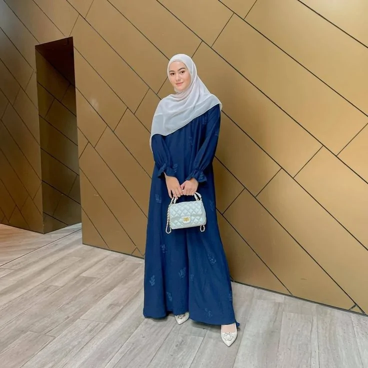 baju navy cocok dengan hijab warna apa