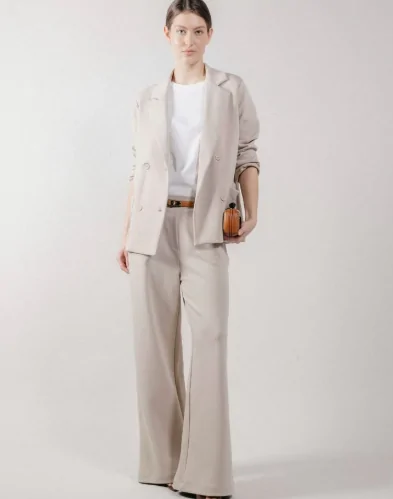 outfit kerja hybrid wanita