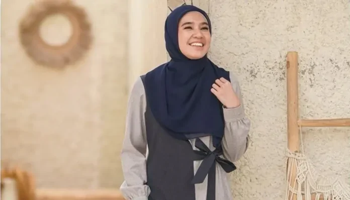 hijab yang cocok dengan baju abu